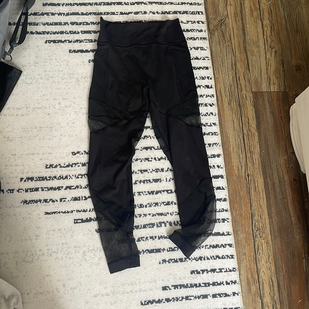 Lululemon Mesh Cut outs, aligns, size 8, barely worn
